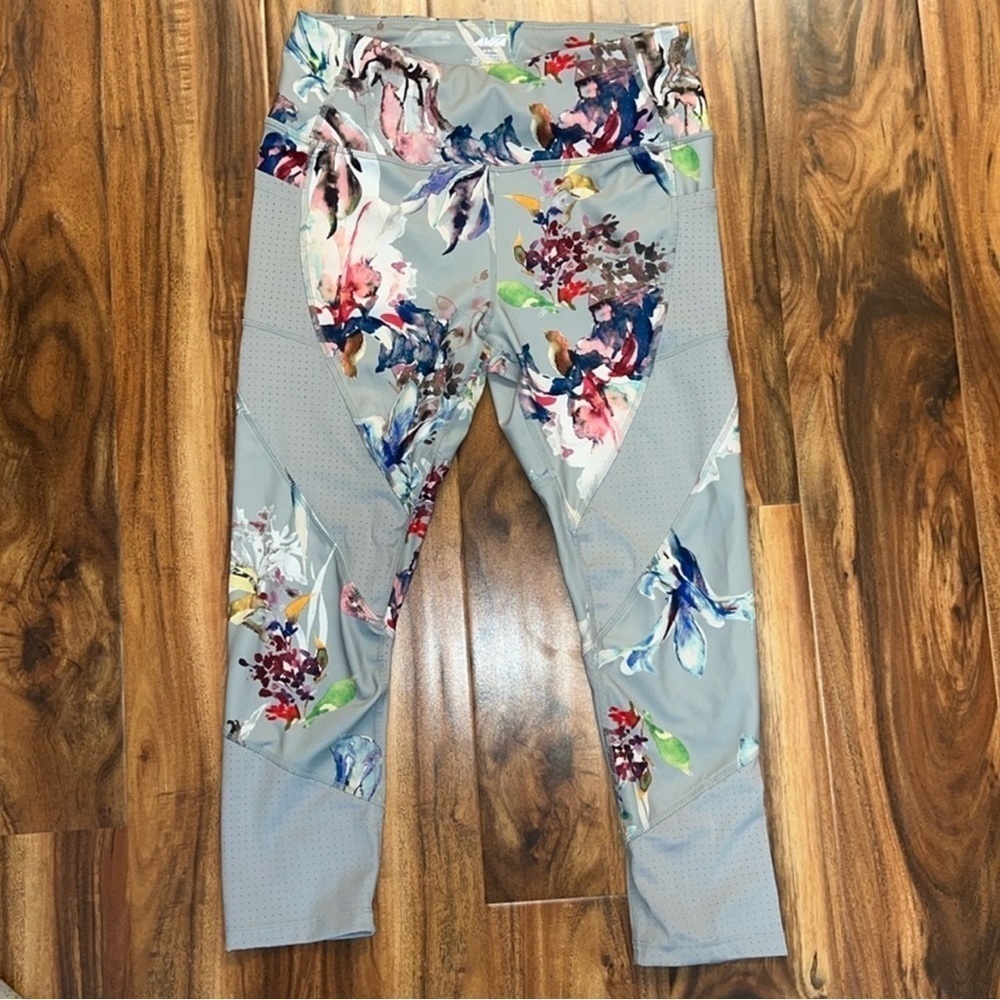 Avia Women’s Size Med Capri Yoga Stretch Athletic Perforated Pants Floral Pocket